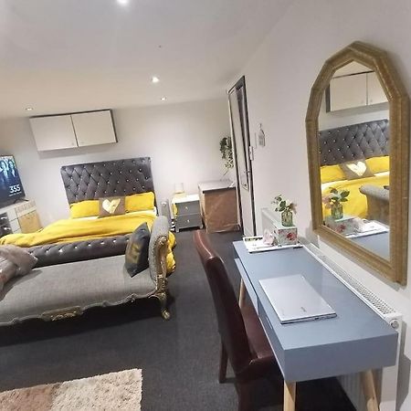 Apartmán A Cosy Deluxe Size Studio With Queen Size And Sofa Bed Leeds  Exteriér fotografie