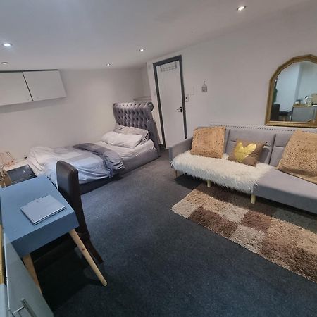 Apartmán A Cosy Deluxe Size Studio With Queen Size And Sofa Bed Leeds  Exteriér fotografie