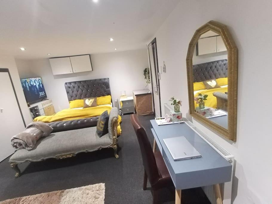 Apartmán A Cosy Deluxe Size Studio With Queen Size And Sofa Bed Leeds  Exteriér fotografie